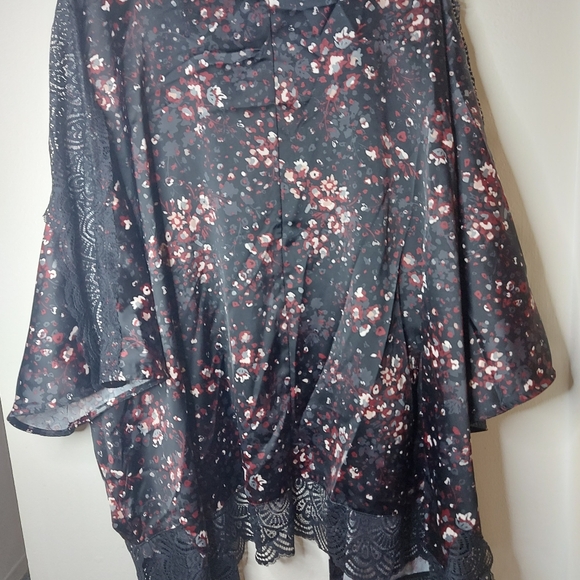 Ashley Graham Printed Satin Lace Kimono - Picture 6 of 8
